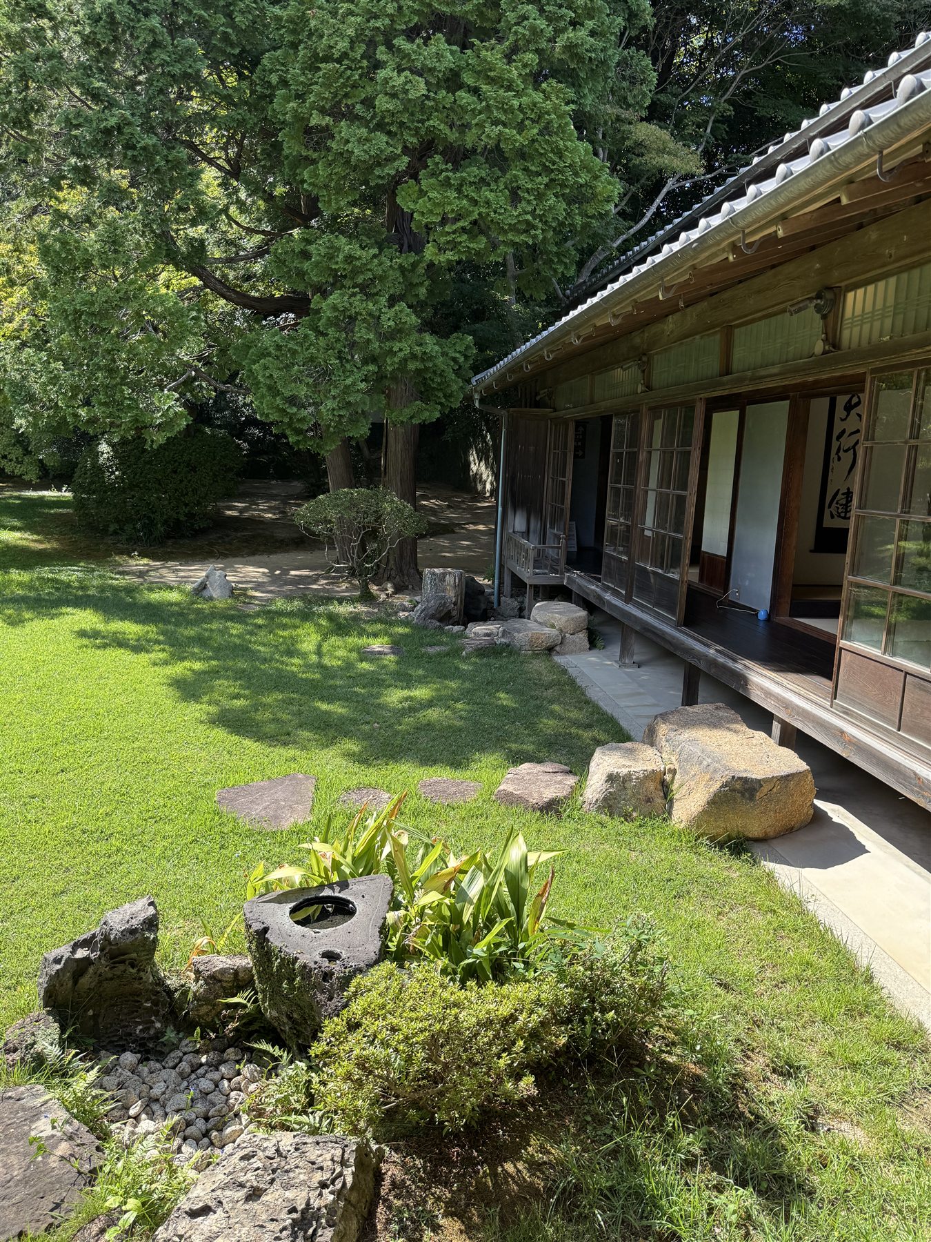 芝生の庭と縁側に面した長府毛利邸の母屋
