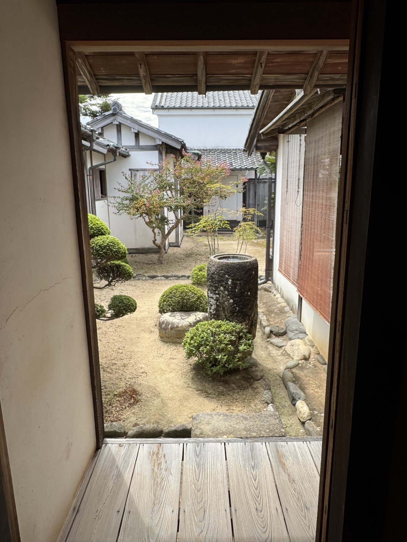 戸口から見た中庭