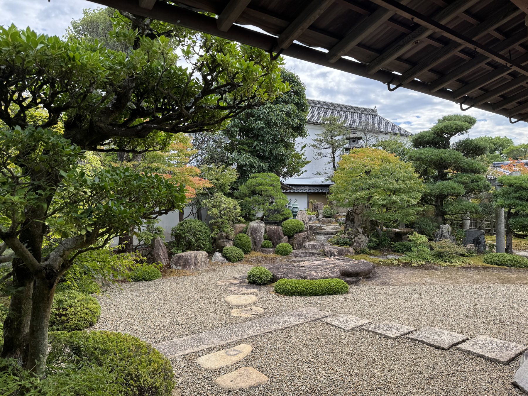 縁側から見た庭園