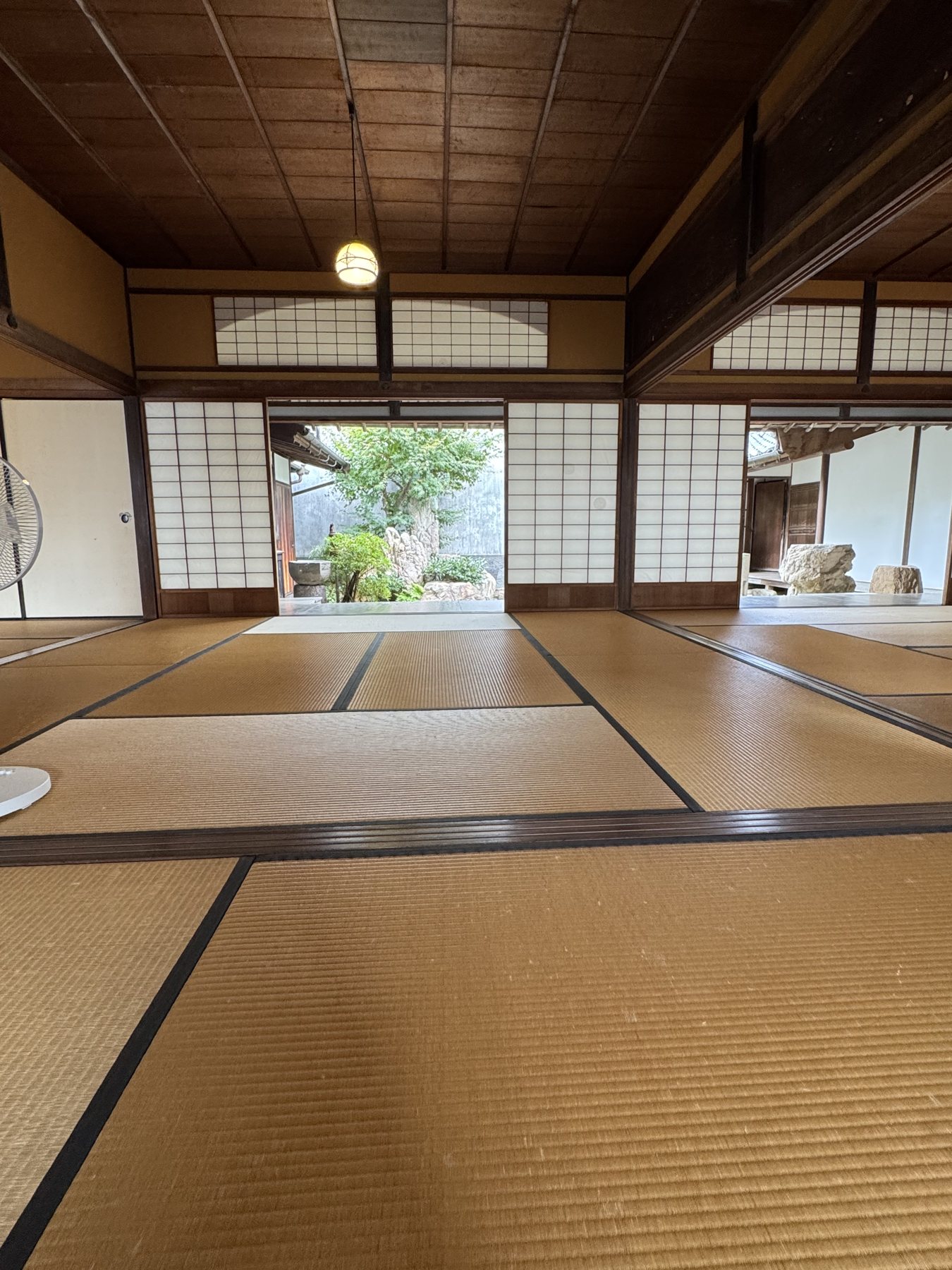 中庭へ抜ける広間