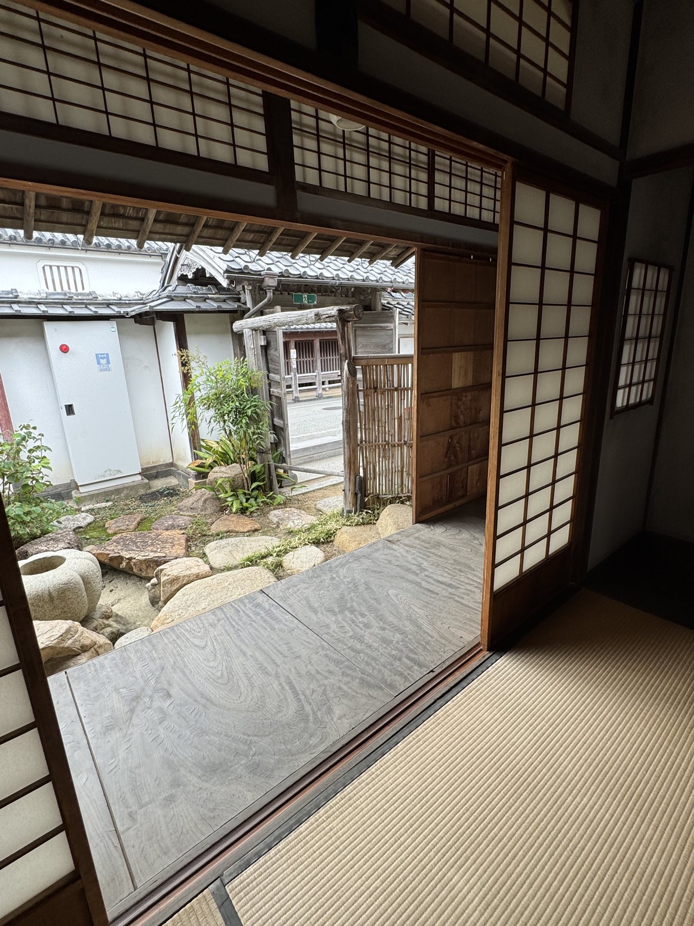 座敷から見た中庭