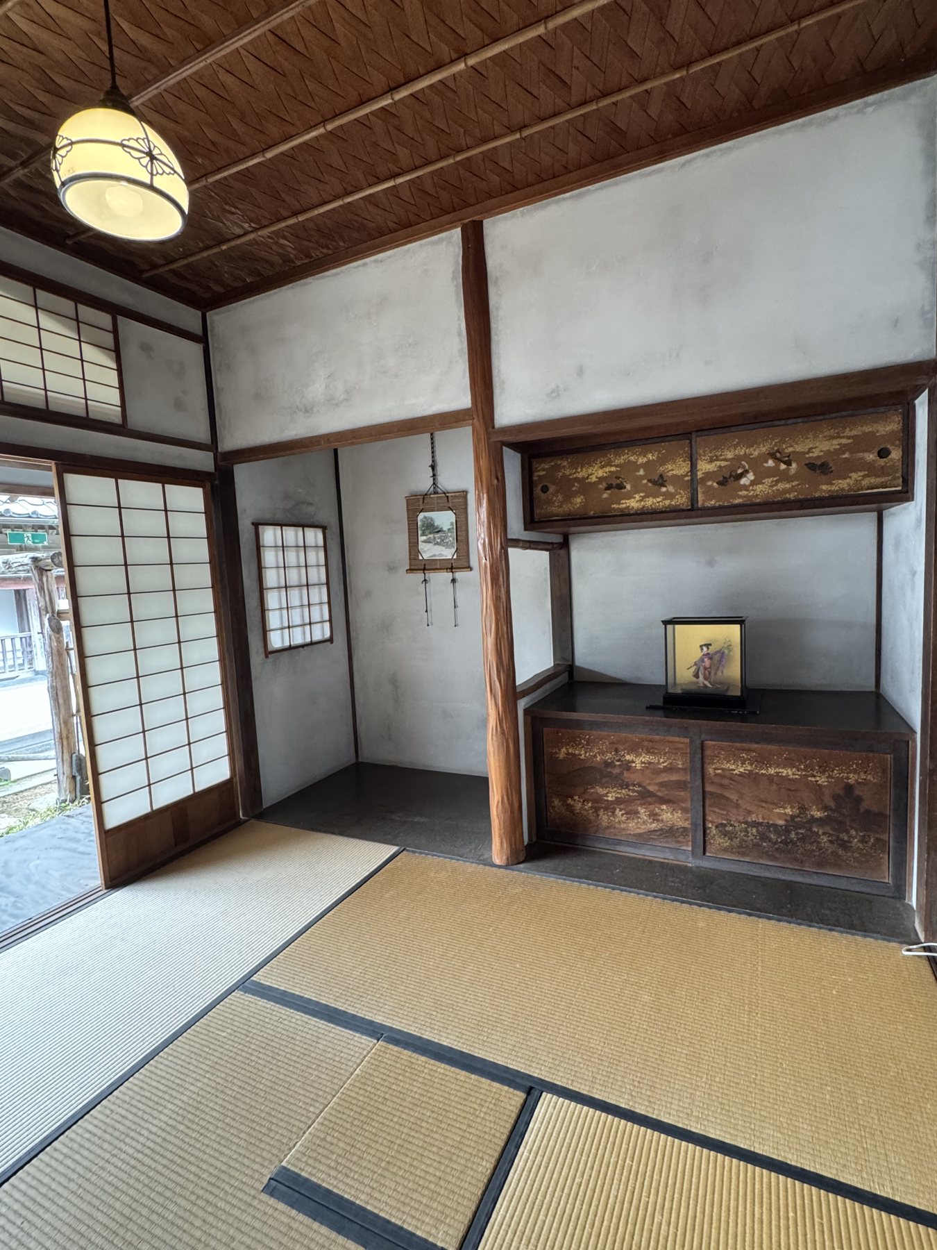床の間と違い棚の和室