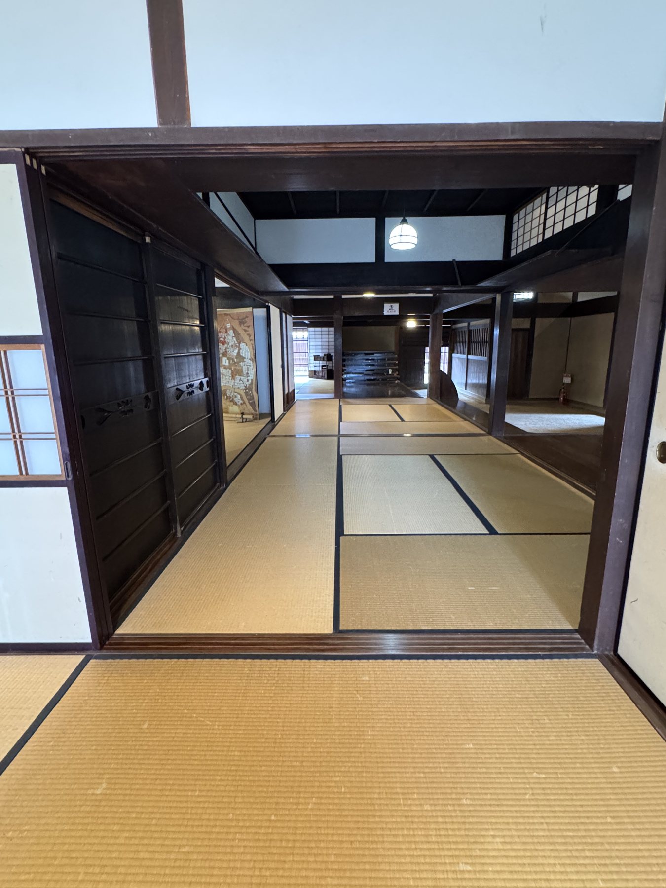 襖を開け放した続き間