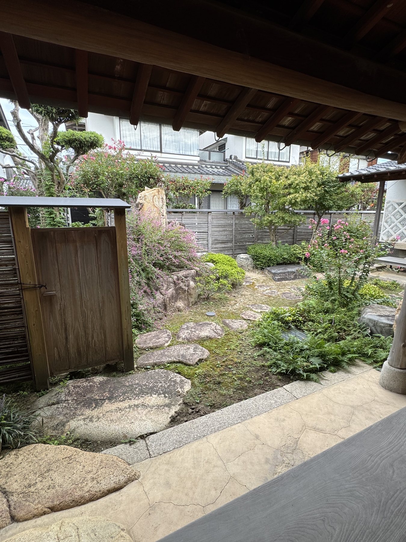 中庭と木戸