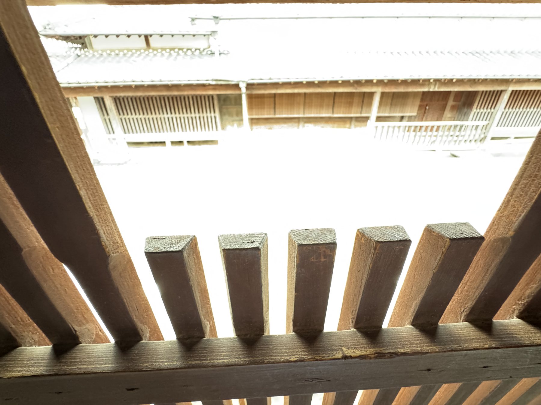 軒下から見た中庭側の建物