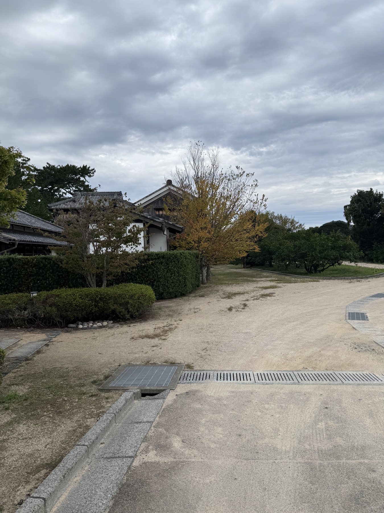 道路から見た旧田中別邸の外観