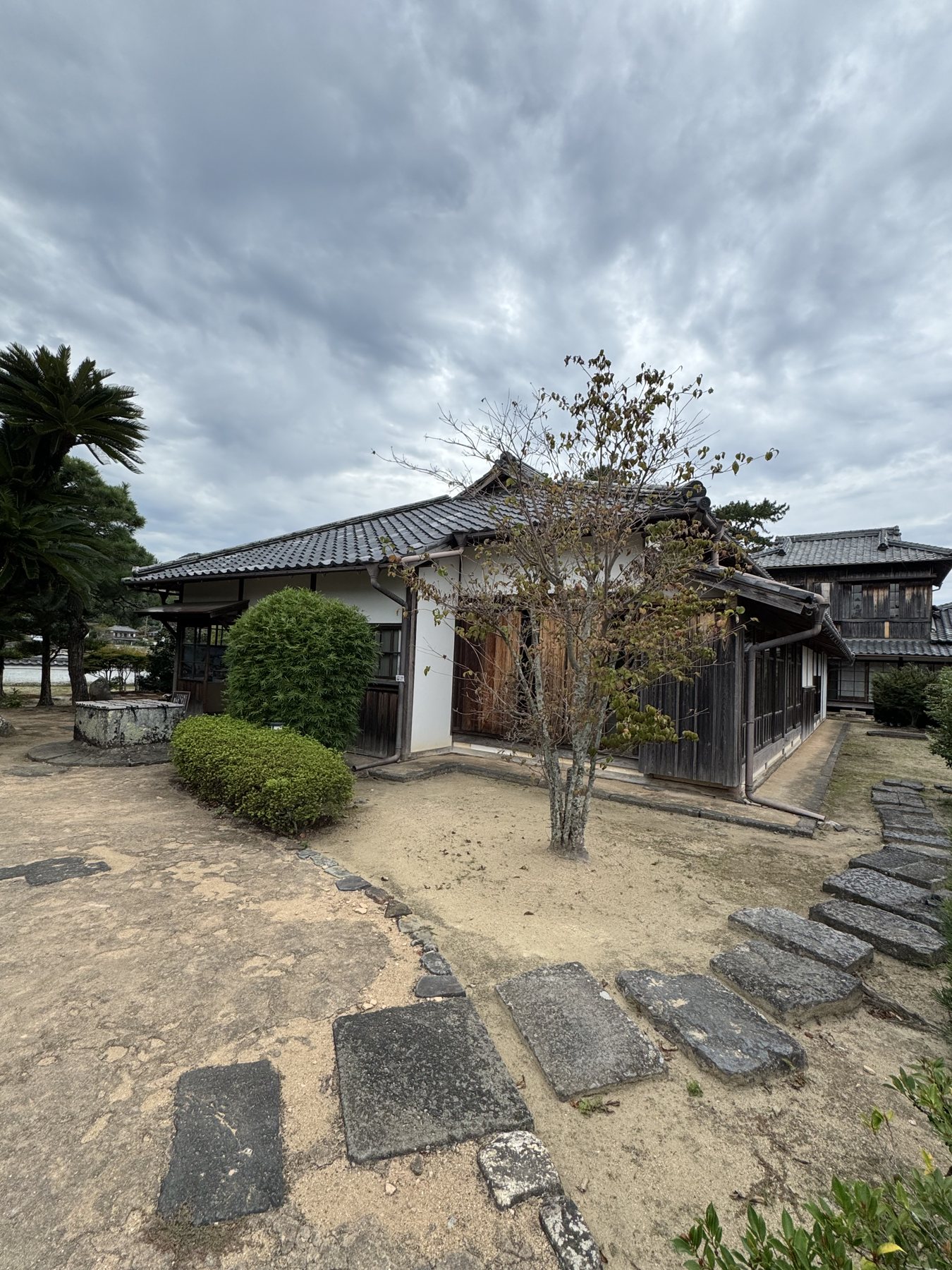 庭から見た旧田中別邸の五松閣