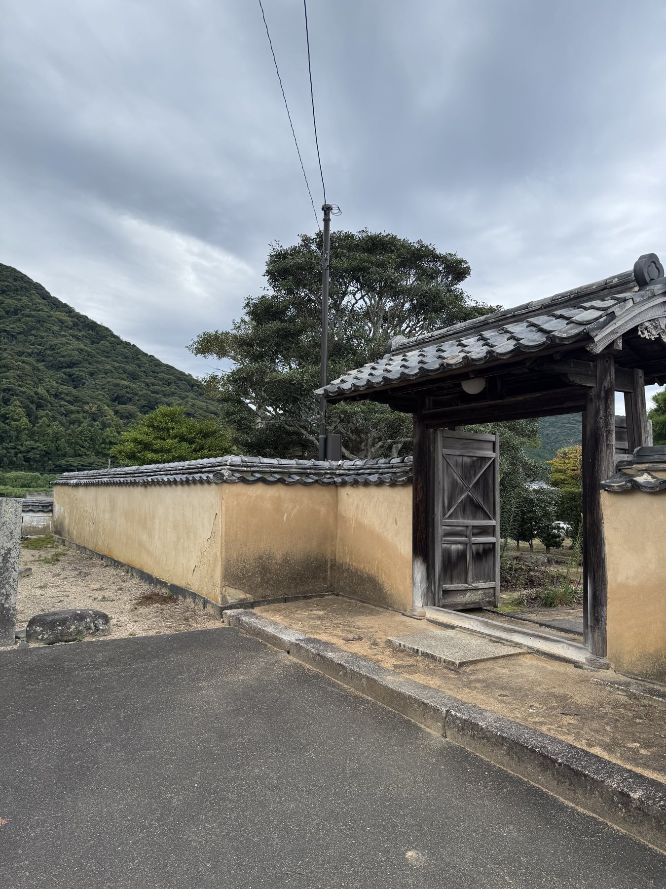 旧田中別邸の表門と土塀