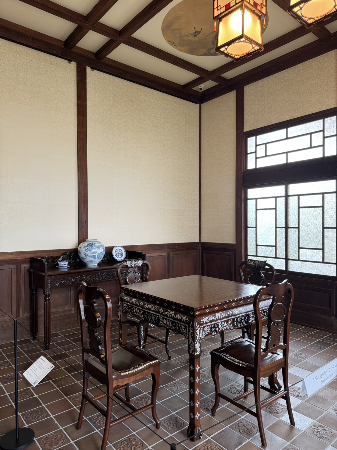 龍の敷瓦と中国風家具が残る荻外荘の応接室