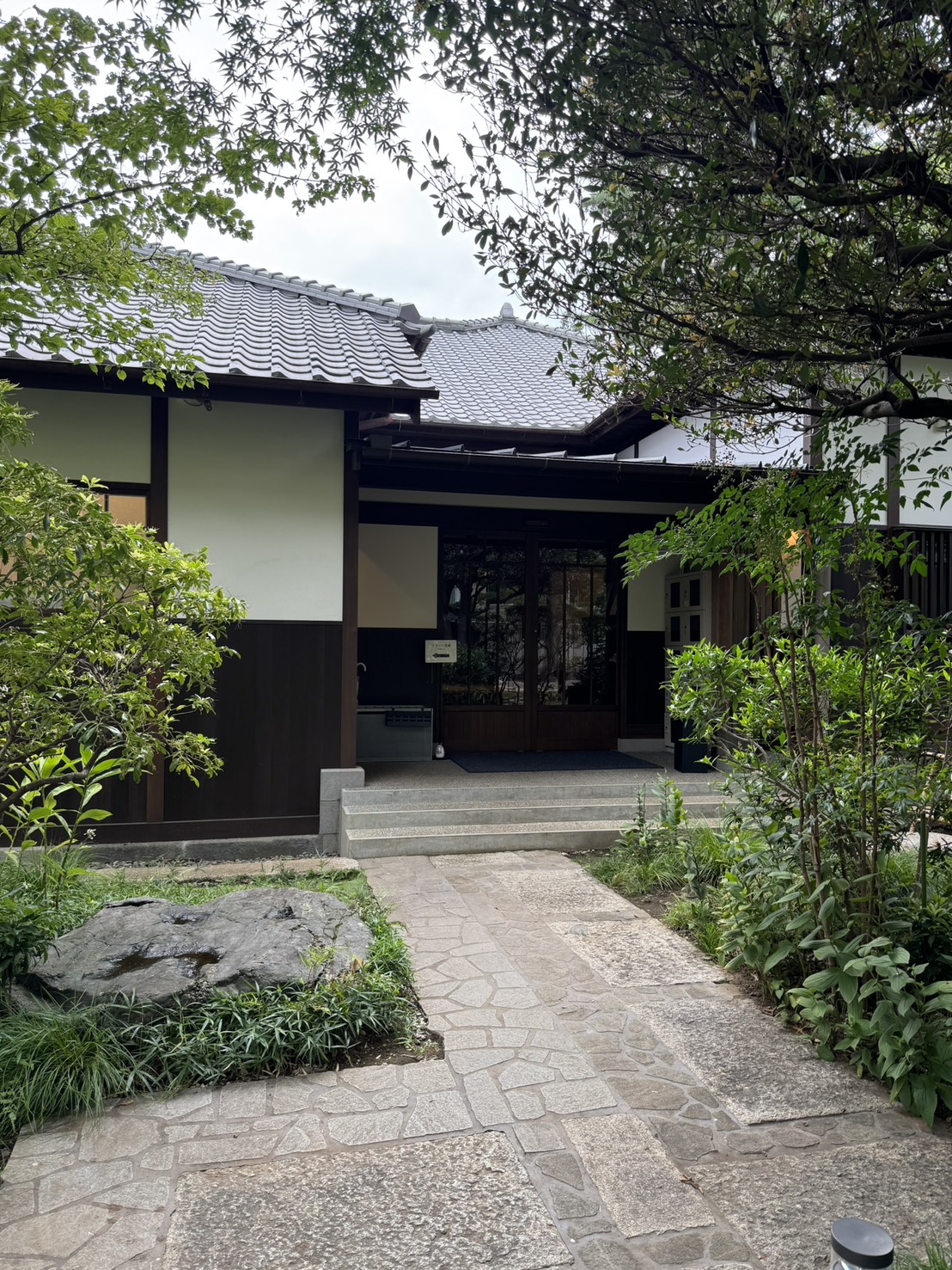 荻外荘の玄関へ続く園路