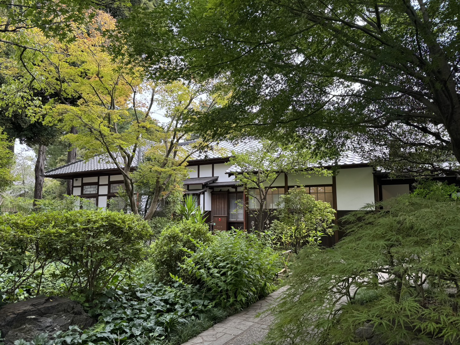 庭の緑に囲まれた国指定史跡・荻外荘の外観