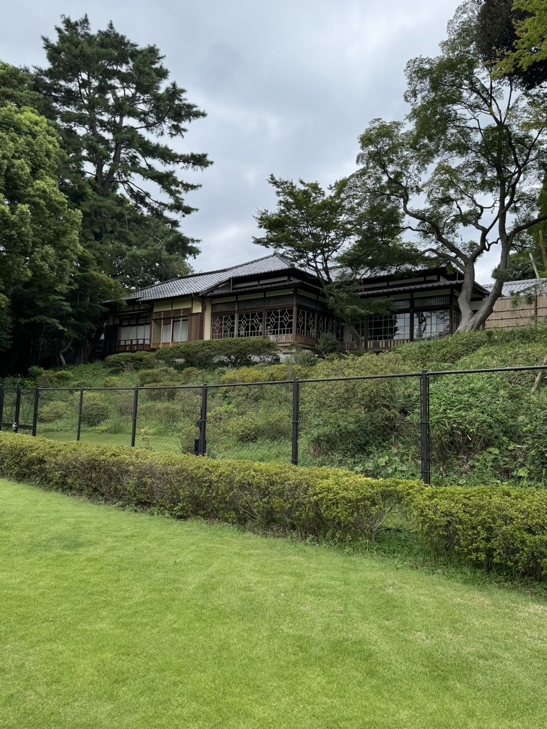 芝生側から見た荻外荘の外観