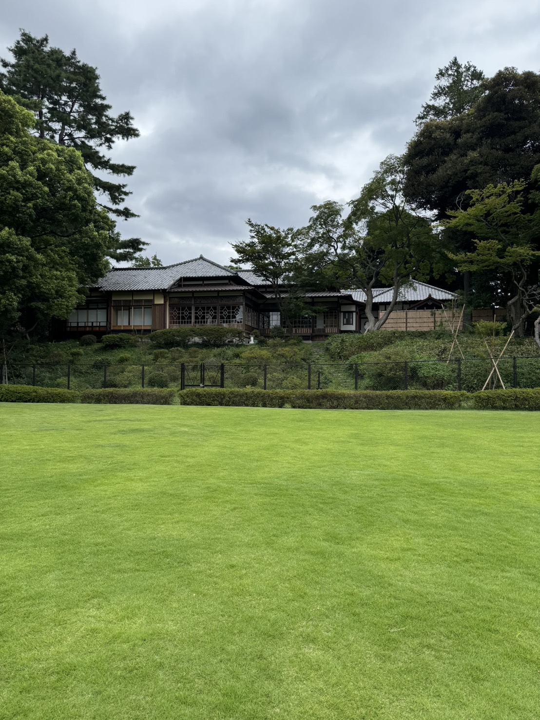 芝生広場から眺めた荻外荘の全景