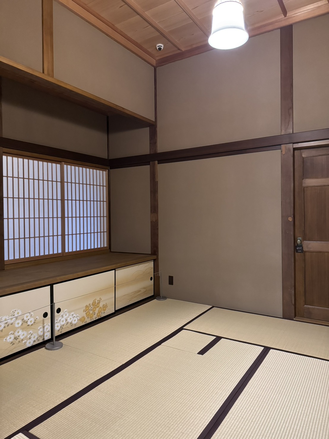 襖と造り付け収納が残る荻外荘の和室