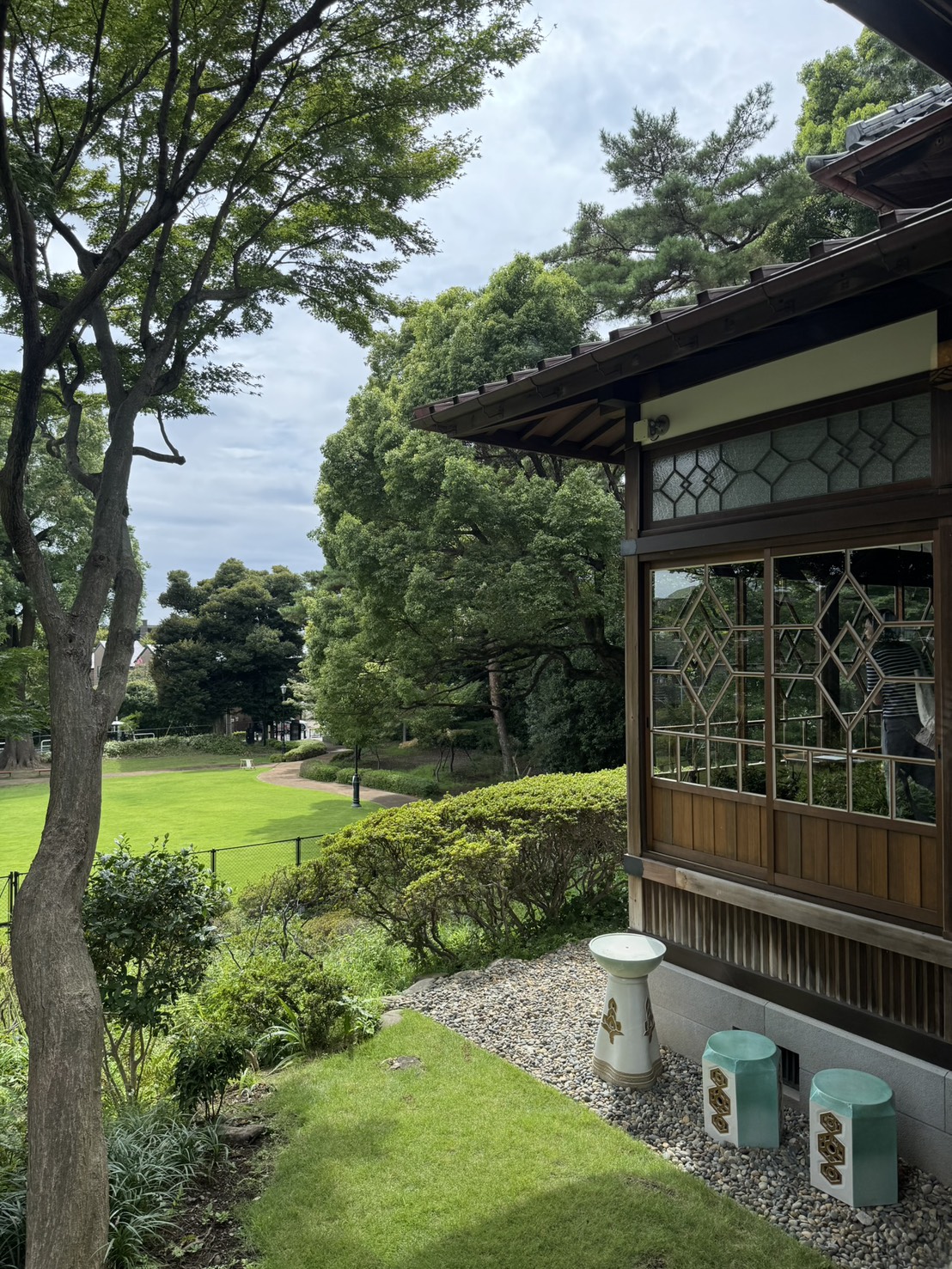 庭に面した荻外荘の広縁と窓