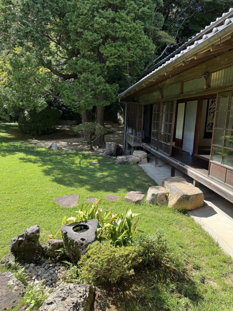 芝生の庭と縁側に面した長府毛利邸の母屋