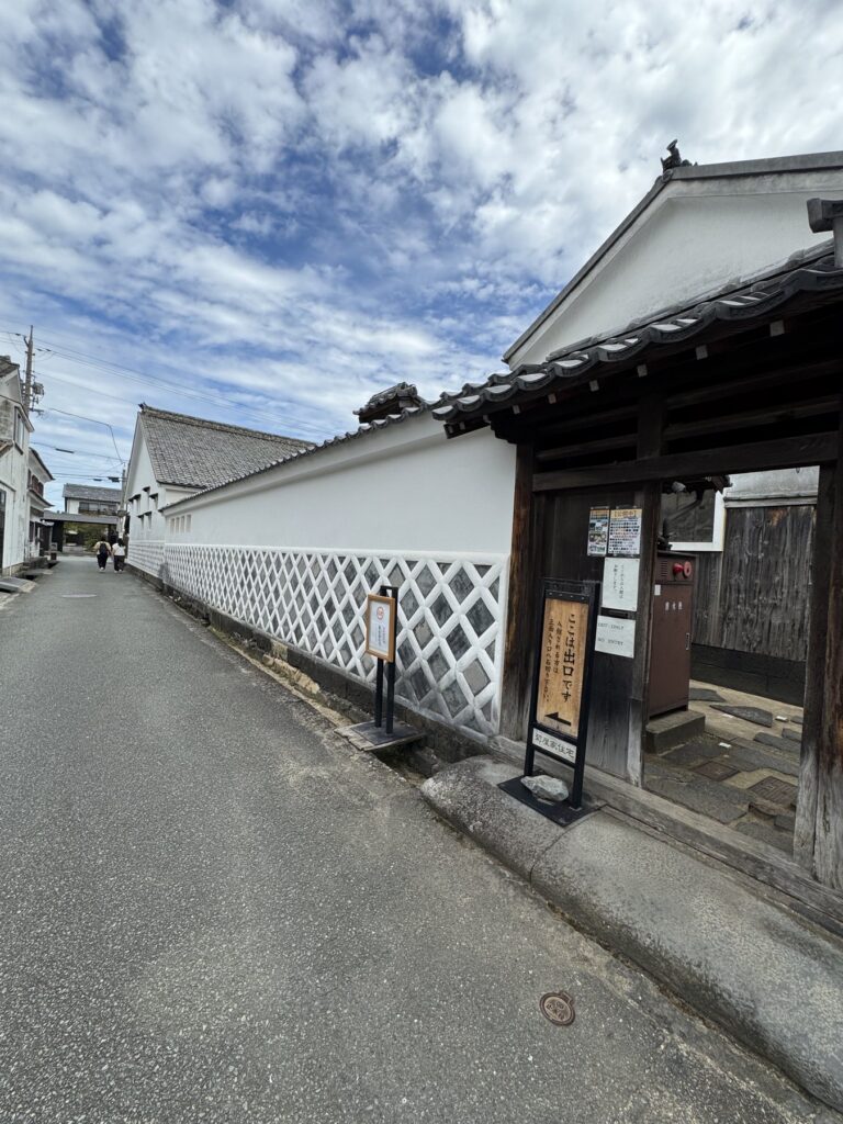 なまこ壁と旧久保田家住宅の出口門